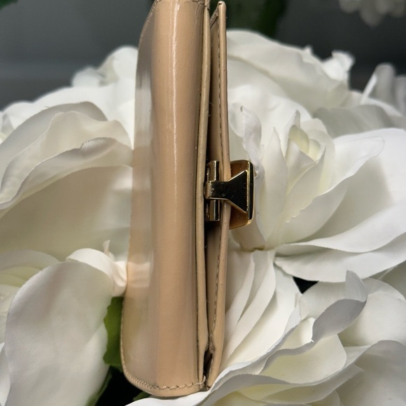 Gucci Cream Leather Wallet with Gold Clasp EUC! - Picture 3 of 11